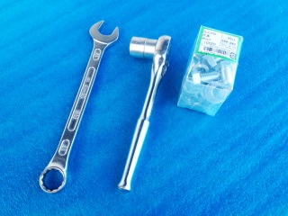まずは、スパナをご用意下さい。 17mmスパナが必要です。 ツールはスパナ2本でも十分です。 (類似品:モンキーレンチ、ソケットレンチ等)