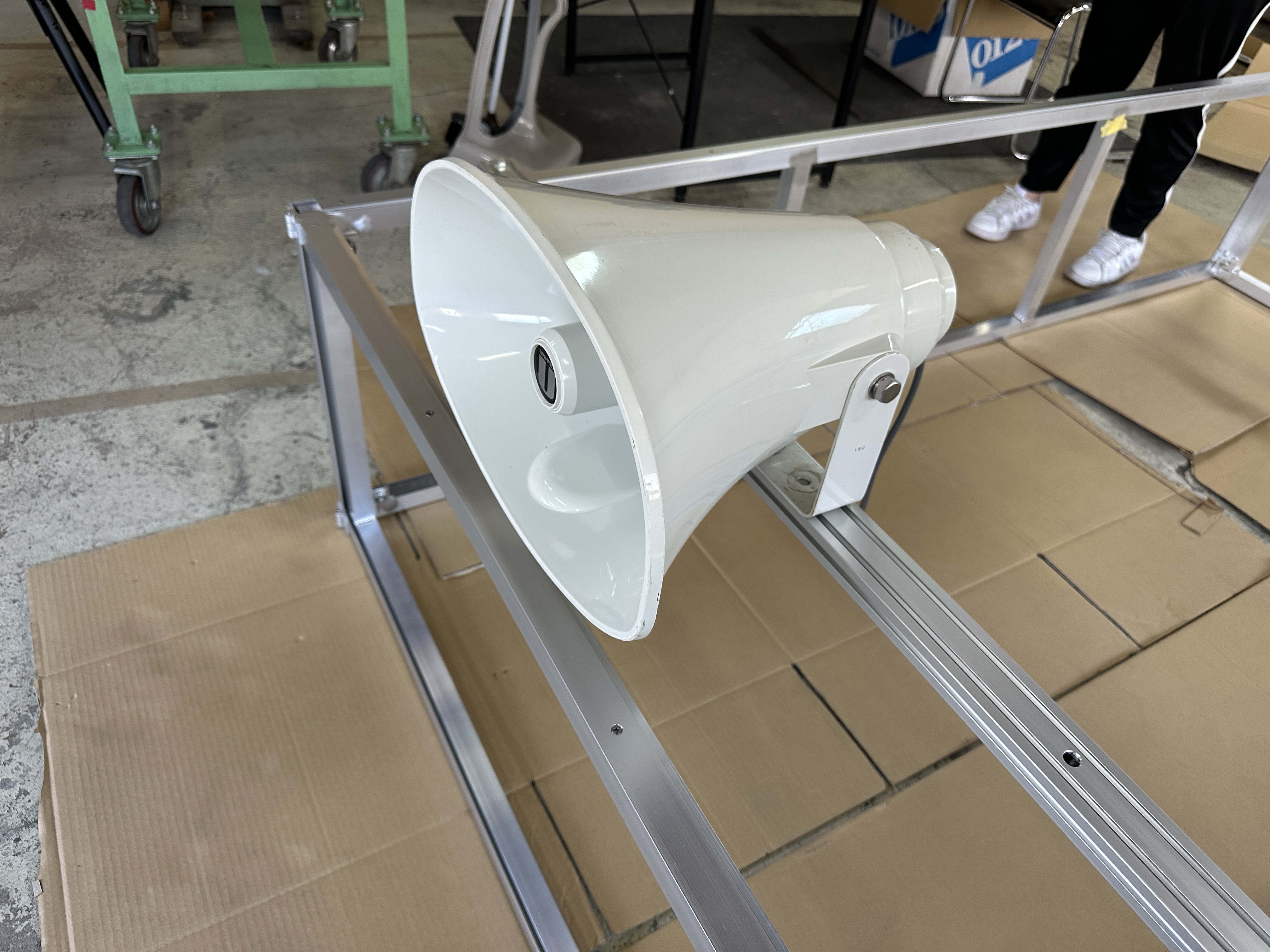 スピーカー取り付けます