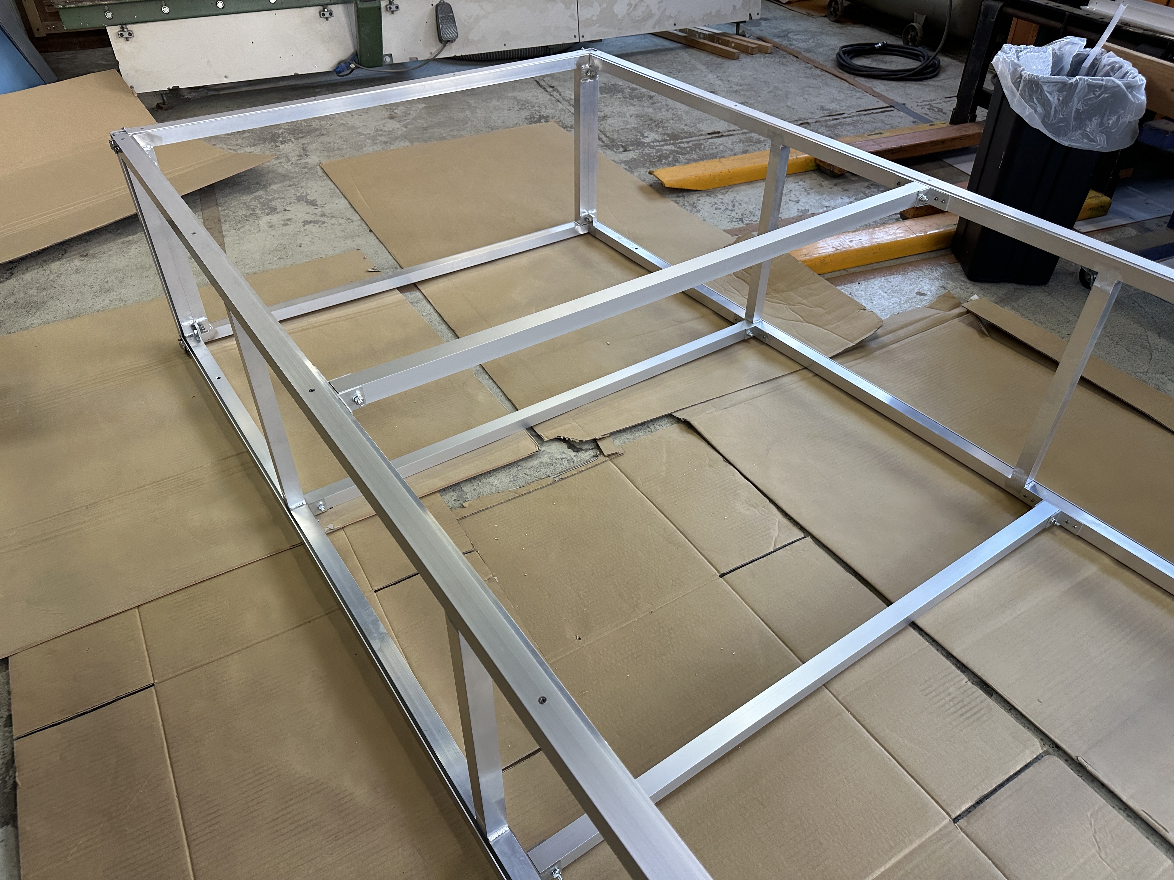 フレームを組み立てます